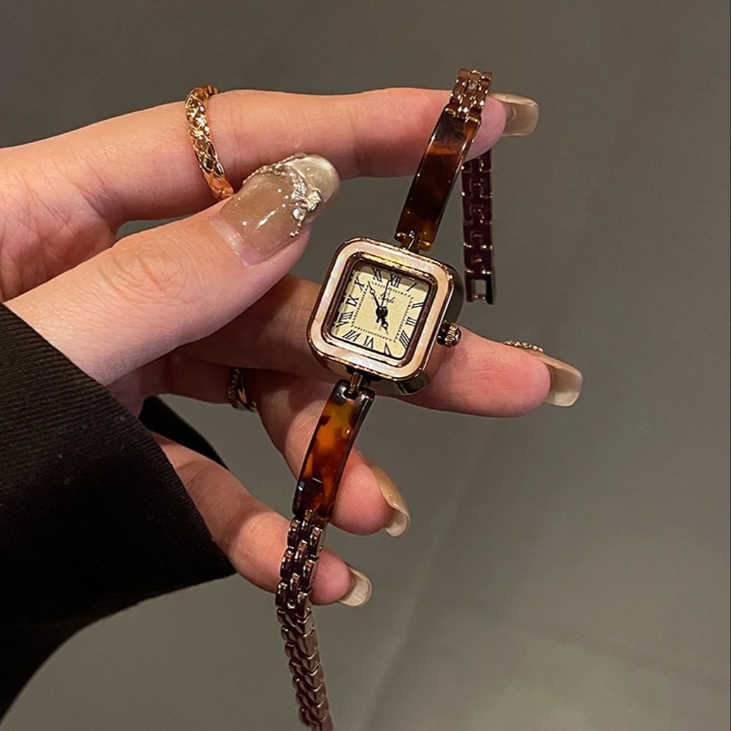 Quiet Luxury Watch - 高級ヴィンテージレディースウォッチ、ローマ数字とスクエアダイヤル、クォーツレディースウォッチ、アンバーブレスレット付き、ギフトに最適、新品