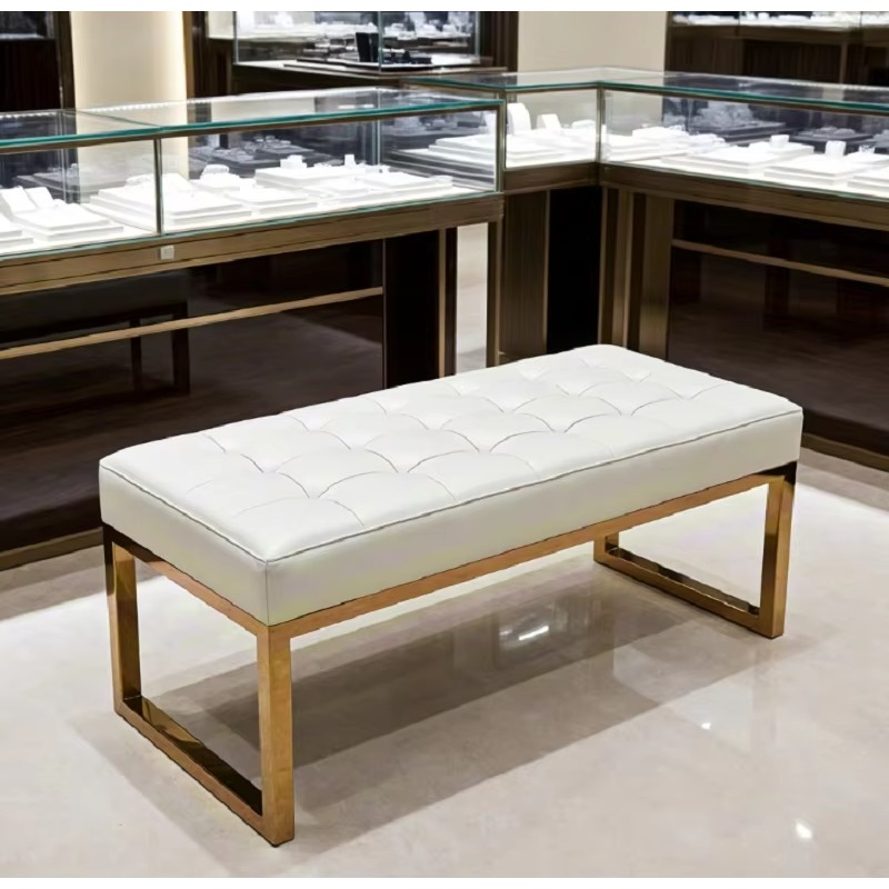 Luxury Watch Boutique - 手作りボタンタフト仕上げ待合ベンチ、高級時計＆ジュエリーブティック向けプレミアムゴールド/ブラッシュメタルフレームスツール