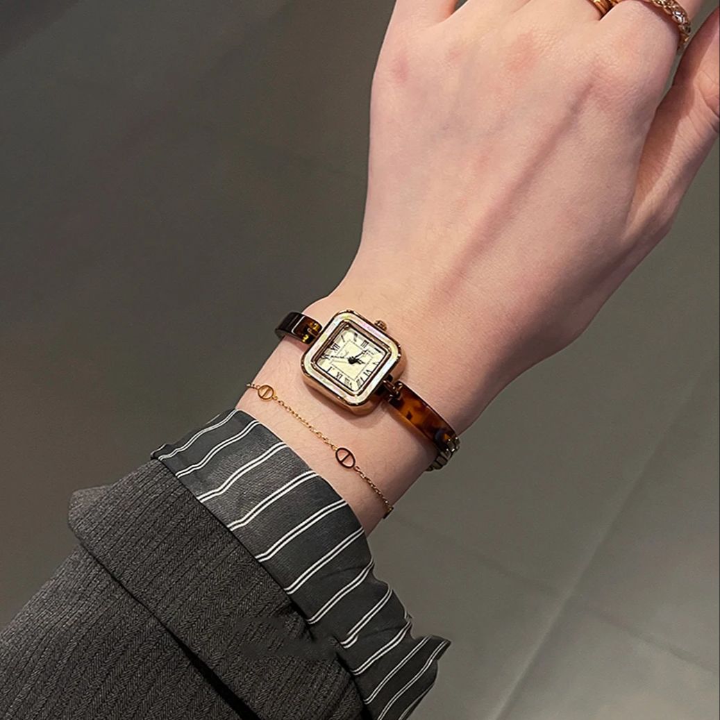 高級ヴィンテージレディースウォッチ、ローマ数字とスクエアダイ - Quiet Luxury Watch のレビューと価格