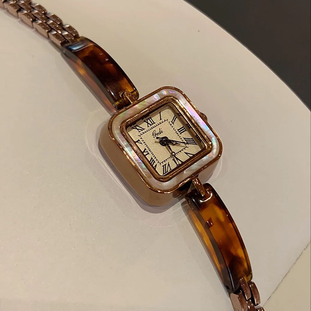 高級ヴィンテージレディースウォッチ、ローマ数字とスクエアダイ - Quiet Luxury Watch のレビューと価格