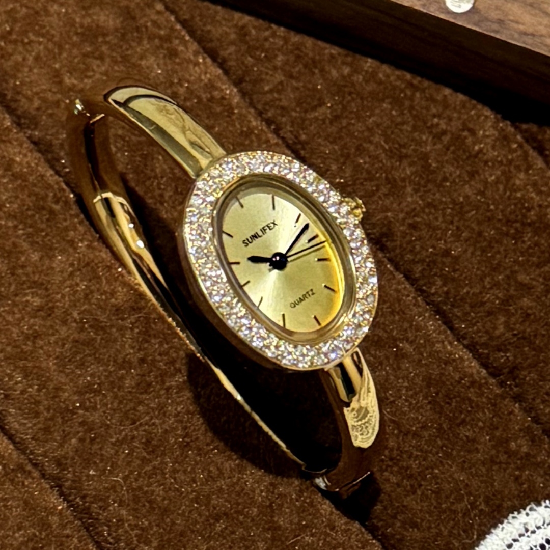 ラインストーンオーバルダイヤルバングル腕時計レディースクォー - Quiet Luxury Watch のレビューと価格