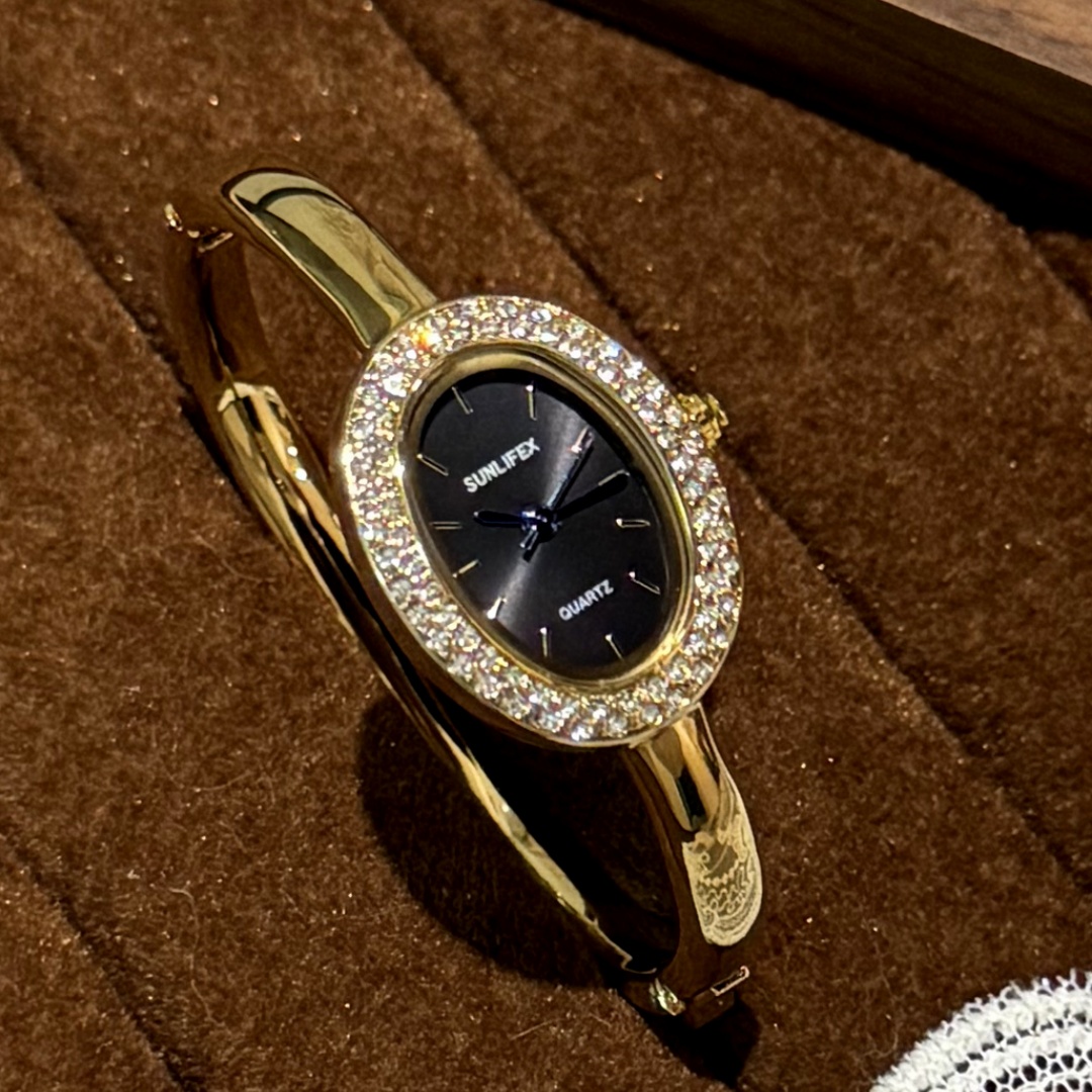 ラインストーンオーバルダイヤルバングル腕時計レディースクォー - Quiet Luxury Watch のレビューと価格