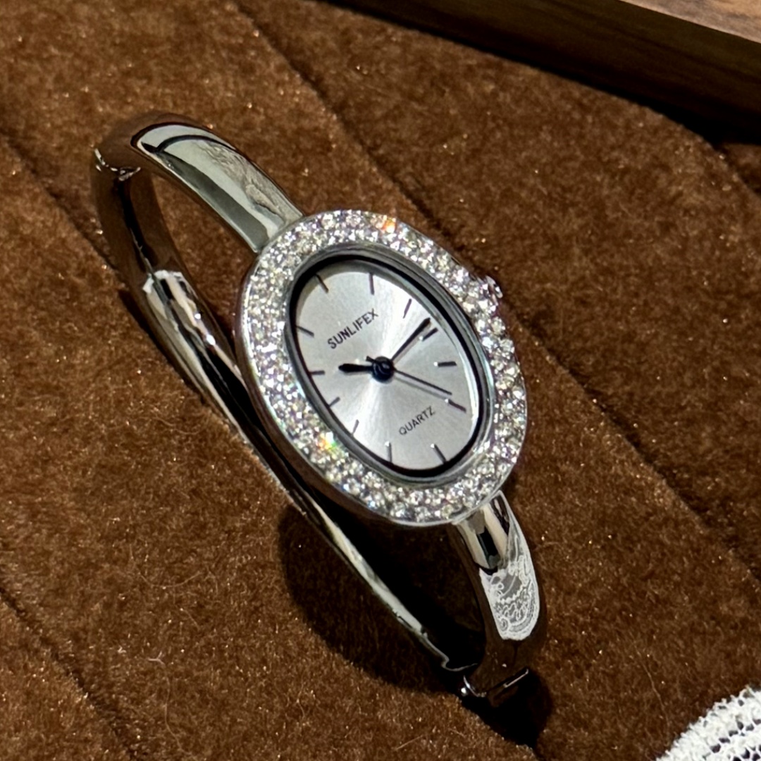 ラインストーンオーバルダイヤルバングル腕時計レディースクォー - Quiet Luxury Watch のレビューと価格